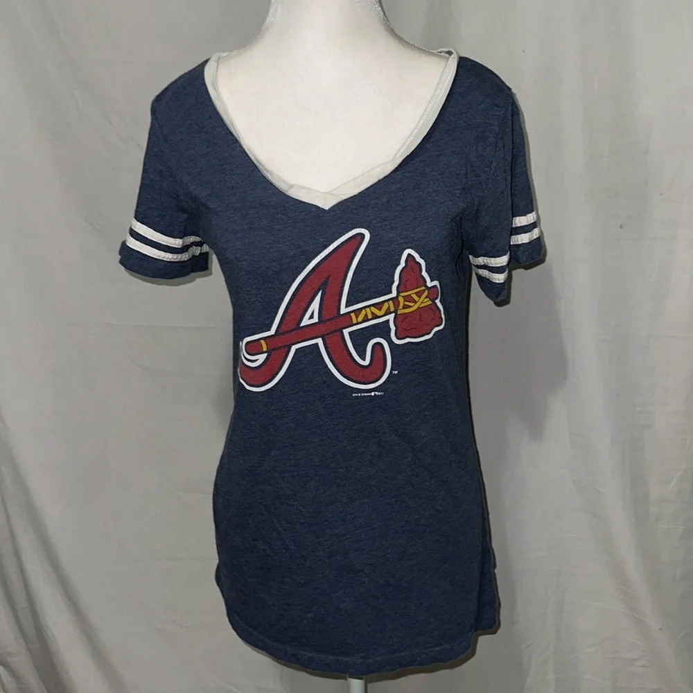 Atlanta Braves MLB by Fifth & Ocean vneck tshirt size medium